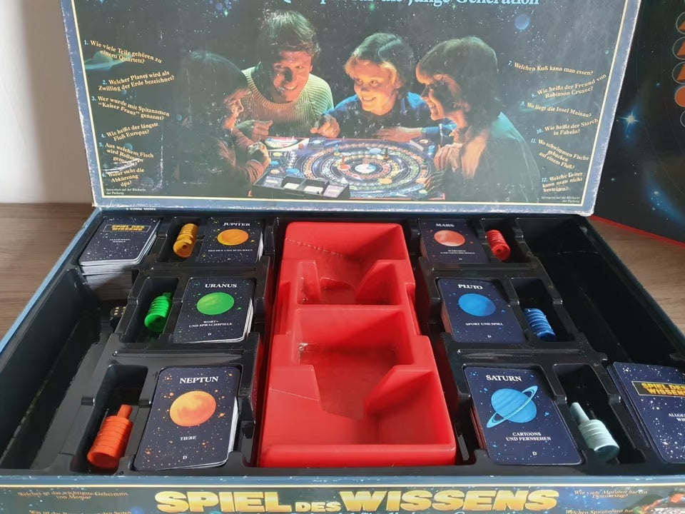 Spiel des Wissens – Detailansicht der Karten-Sets und Ringe im originalen Inlay
