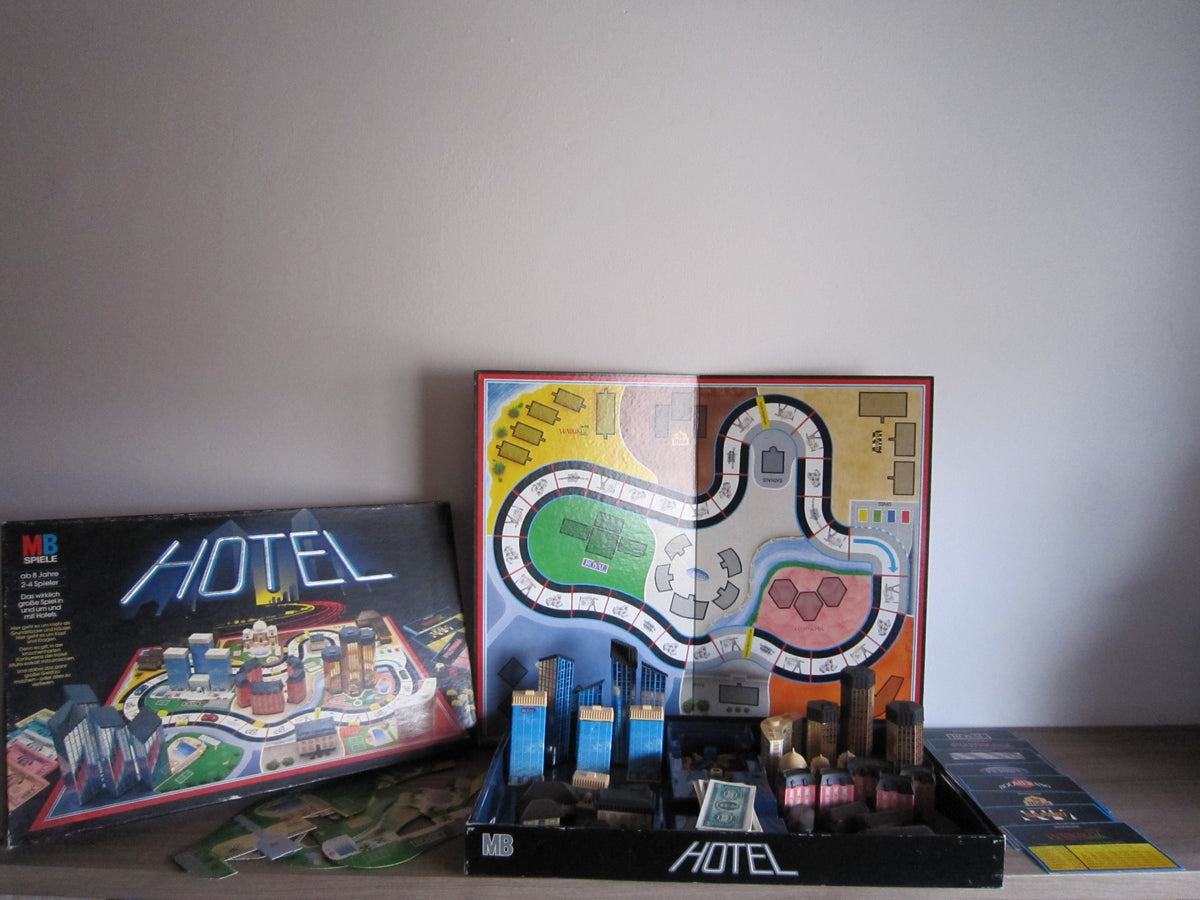 Hotel von MB – schwarze Ausgabe mit Spielplan, Gebäuden, Besitzkarten und Originalkarton