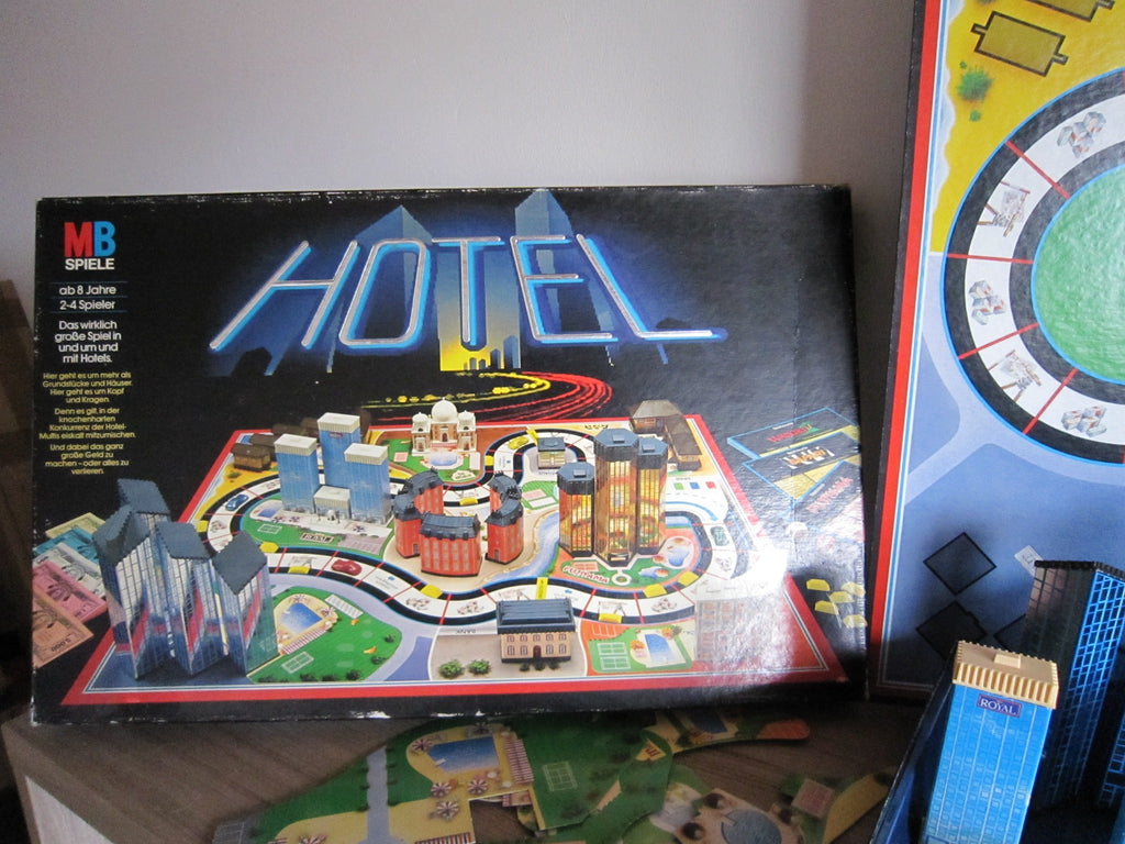 Hotel – schwarzer Originalkarton der klassischen MB-Ausgabe mit Gebrauchsspuren