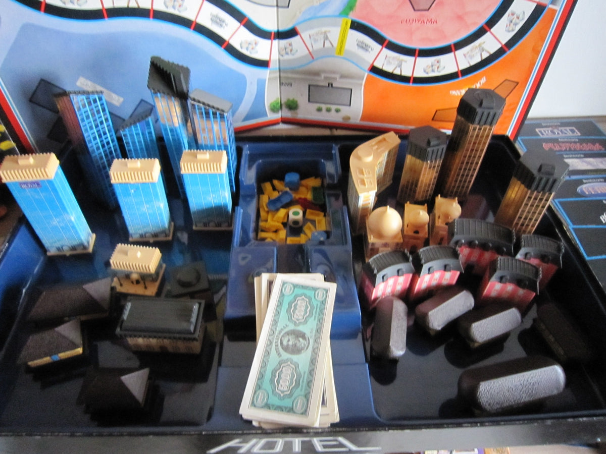 Hotel – Detailansicht der Gebäude, Spielfiguren, Würfel und des Spielgelds