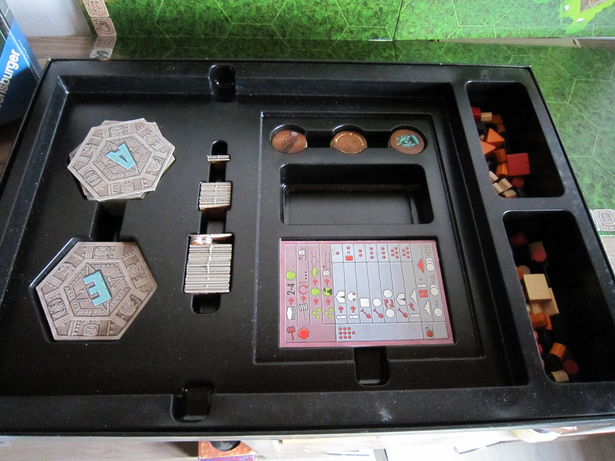 Tikal – Detailansicht der Gelände- und Tempelplättchen, Schätze, Spielsteine und Spielübersichten