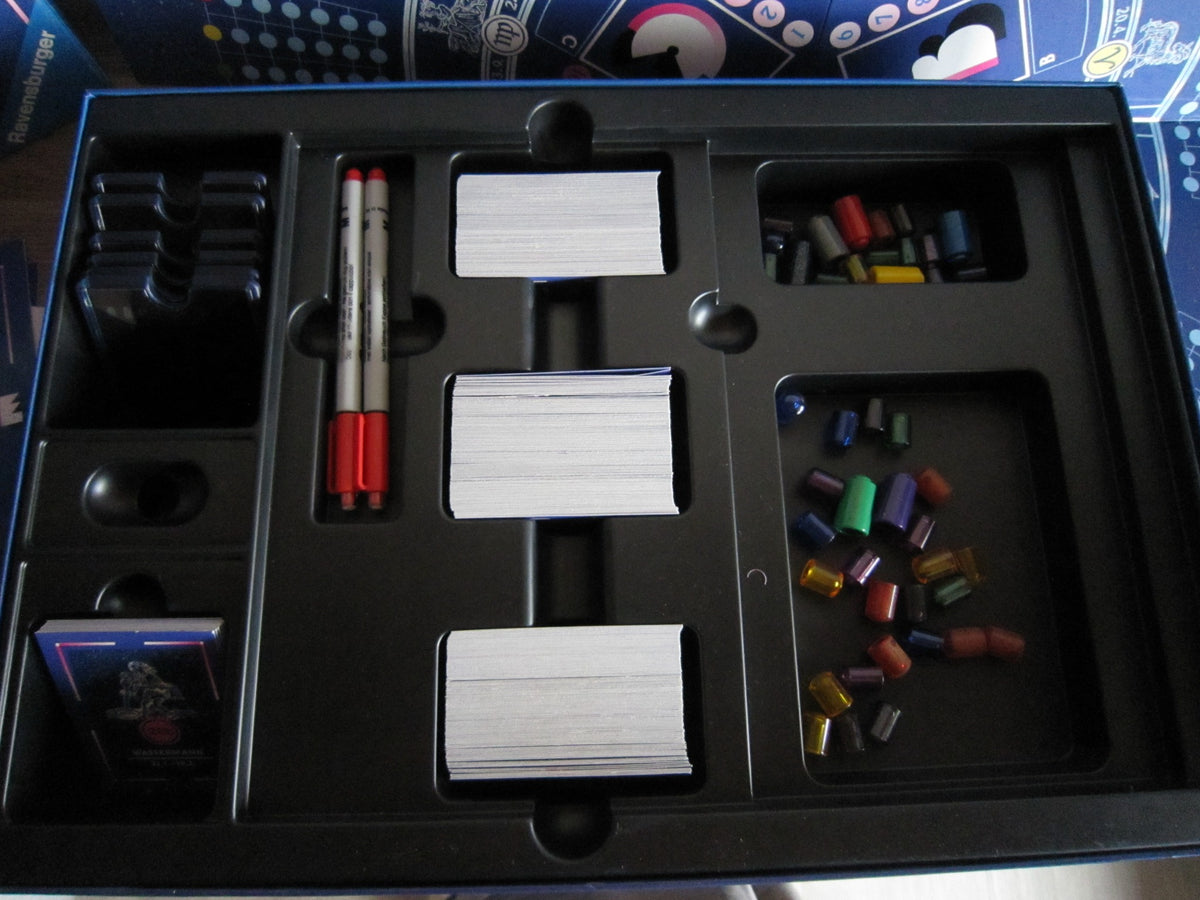 Astrotime – Kartenstapel, Spieltableaus, zwei Stifte sowie Spielfiguren und Erfolgssteine im Inlay