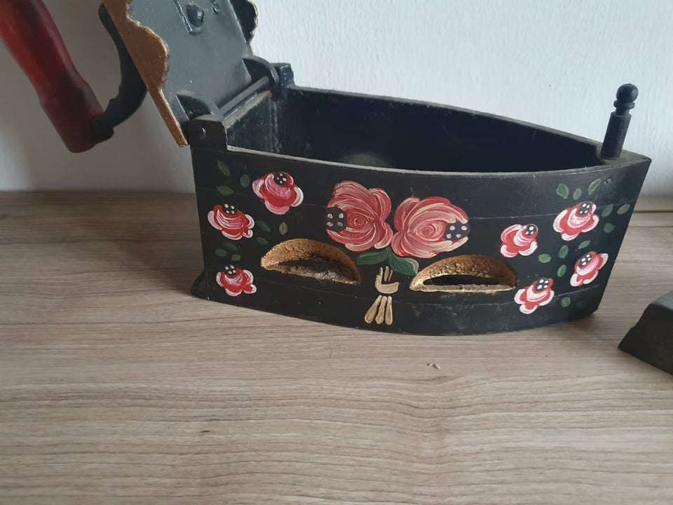 Drei alte Bügeleisen als Dekorationsset – Handbemaltes Kohlebügeleisen mit Blumenmotiv