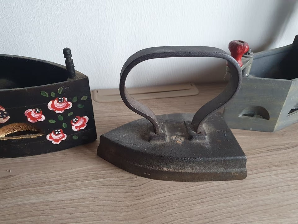 Drei alte Bügeleisen als Dekorationsset – Vollguss-Bügeleisen mit Metallgriff