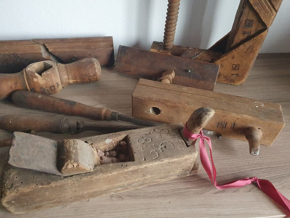 Detailansicht von Holzhobeln und Handwerkzeugen mit Patina