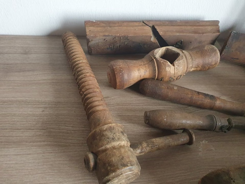 Holzspindel und weitere alte Werkzeugteile mit sichtbaren Gebrauchsspuren
