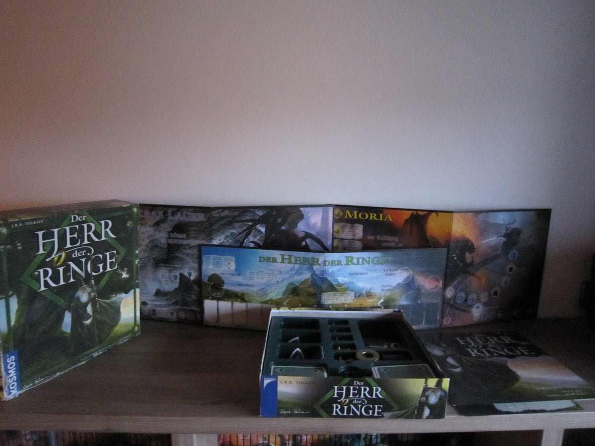 Gesamtansicht von Der Herr der Ringe, Kosmos, mit Spielplänen und Spielmaterial