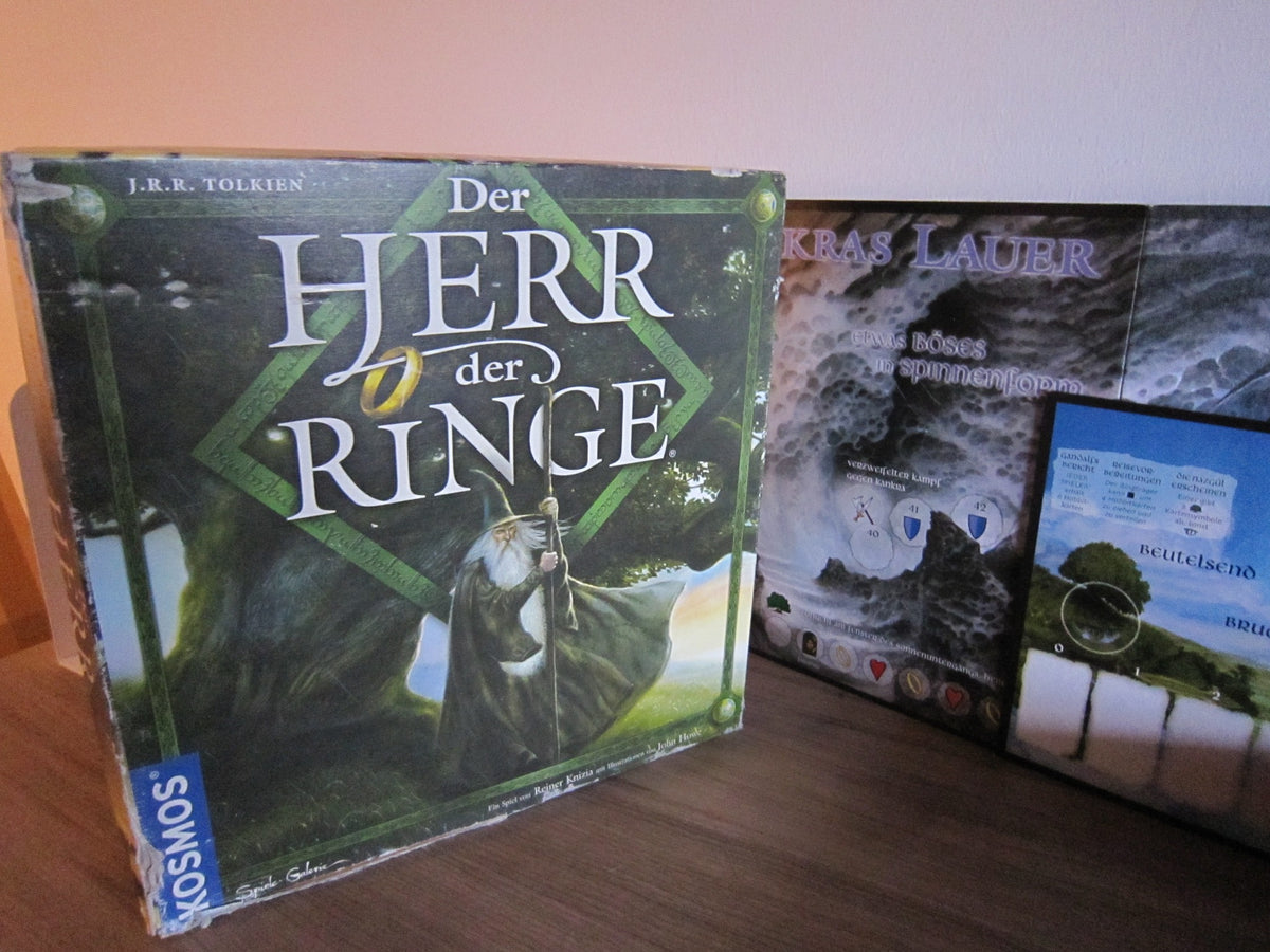 Originalkarton von Der Herr der Ringe mit Gandalf-Motiv und deutlichen Gebrauchsspuren
