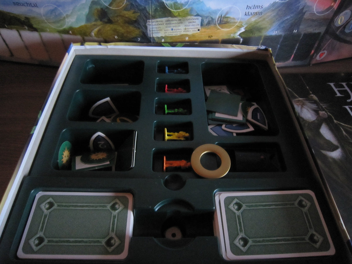 Karten, Hobbitfiguren, Ring und weiteres Spielmaterial im Original-Inlay
