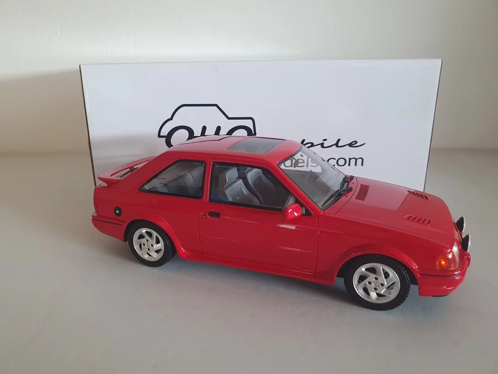 Ford Escort RS Turbo S2, Otto Mobile 1:18 – Schrägansicht mit Originalverpackung