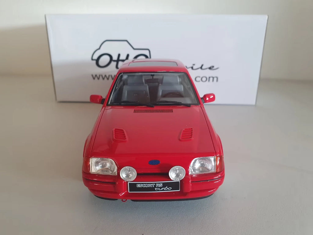 Ford Escort RS Turbo S2, Otto Mobile 1:18 – Frontansicht mit Zusatzscheinwerfern