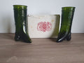 Zwei grüne Glas-Trinkhörner mit Wappenmotiv In Vino Veritas 1733 und Originalkarton