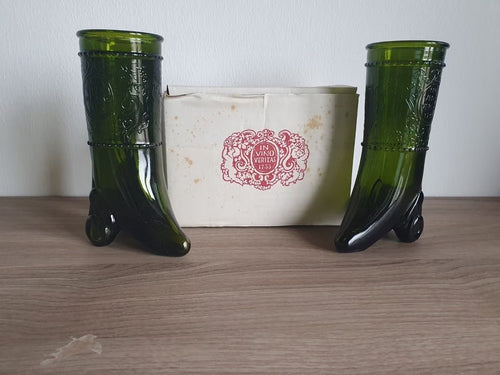 Zwei grüne Glas-Trinkhörner mit Wappenmotiv In Vino Veritas 1733 und Originalkarton