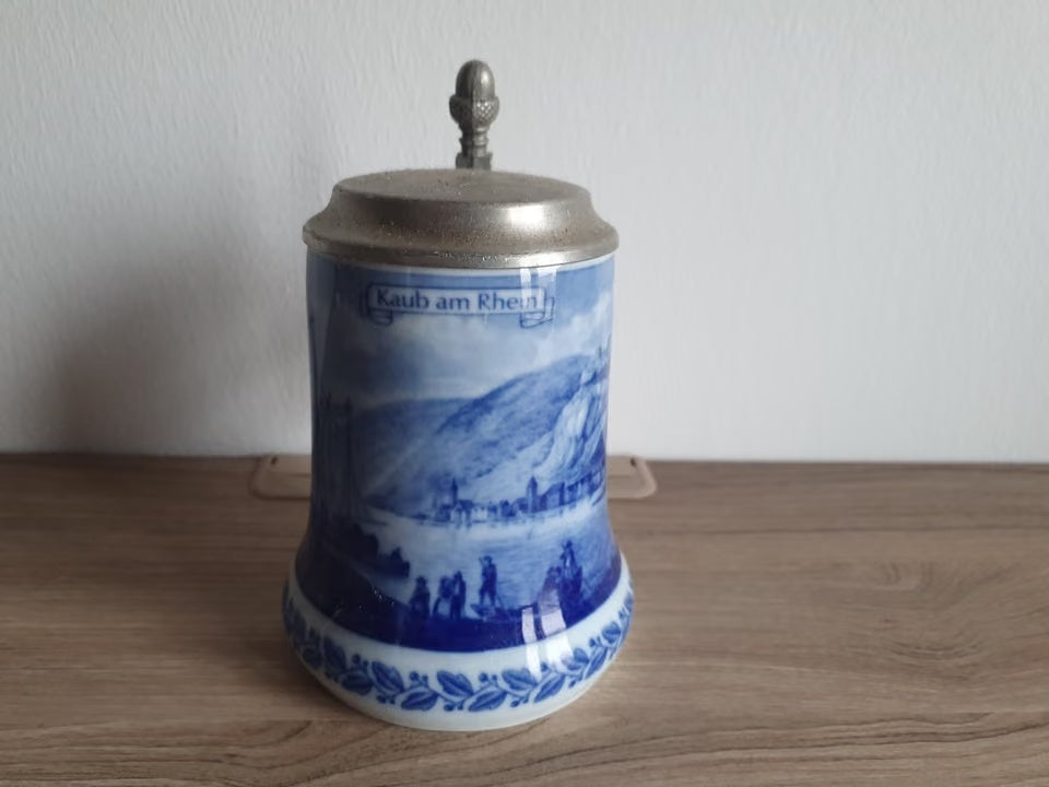 Berlin Design Jahresseidel 1974 – Kaub am Rhein mit blau-weißem Kobaltdekor und Zinndeckel