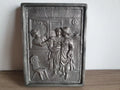 Kunstgussrelief mit Zinnauflage – ländliche Szene mit drei Personen in Tracht