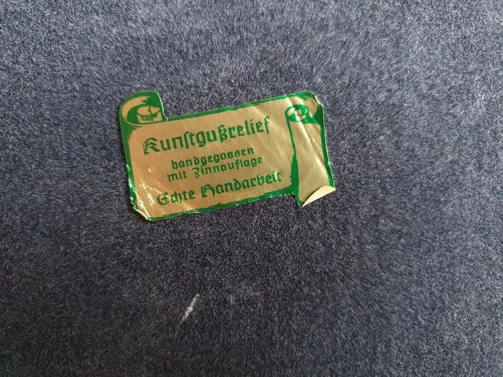 Originaletikett: Kunstgussrelief, handgegossen mit Zinnauflage, echte Handarbeit