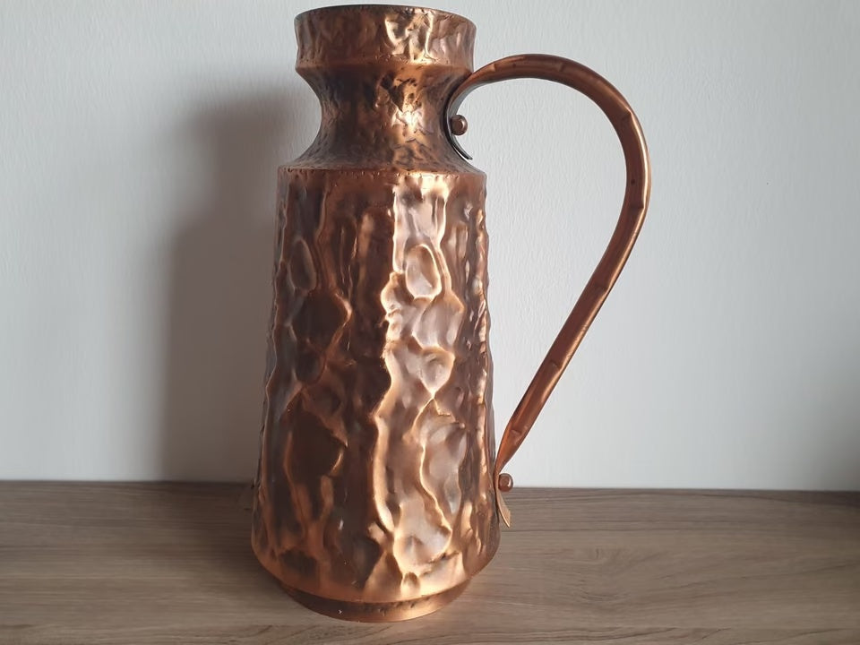 Großer Kupferkrug mit Hammerschlag-Struktur und geschwungenem, genietetem Henkel – ca. 34 cm hoch