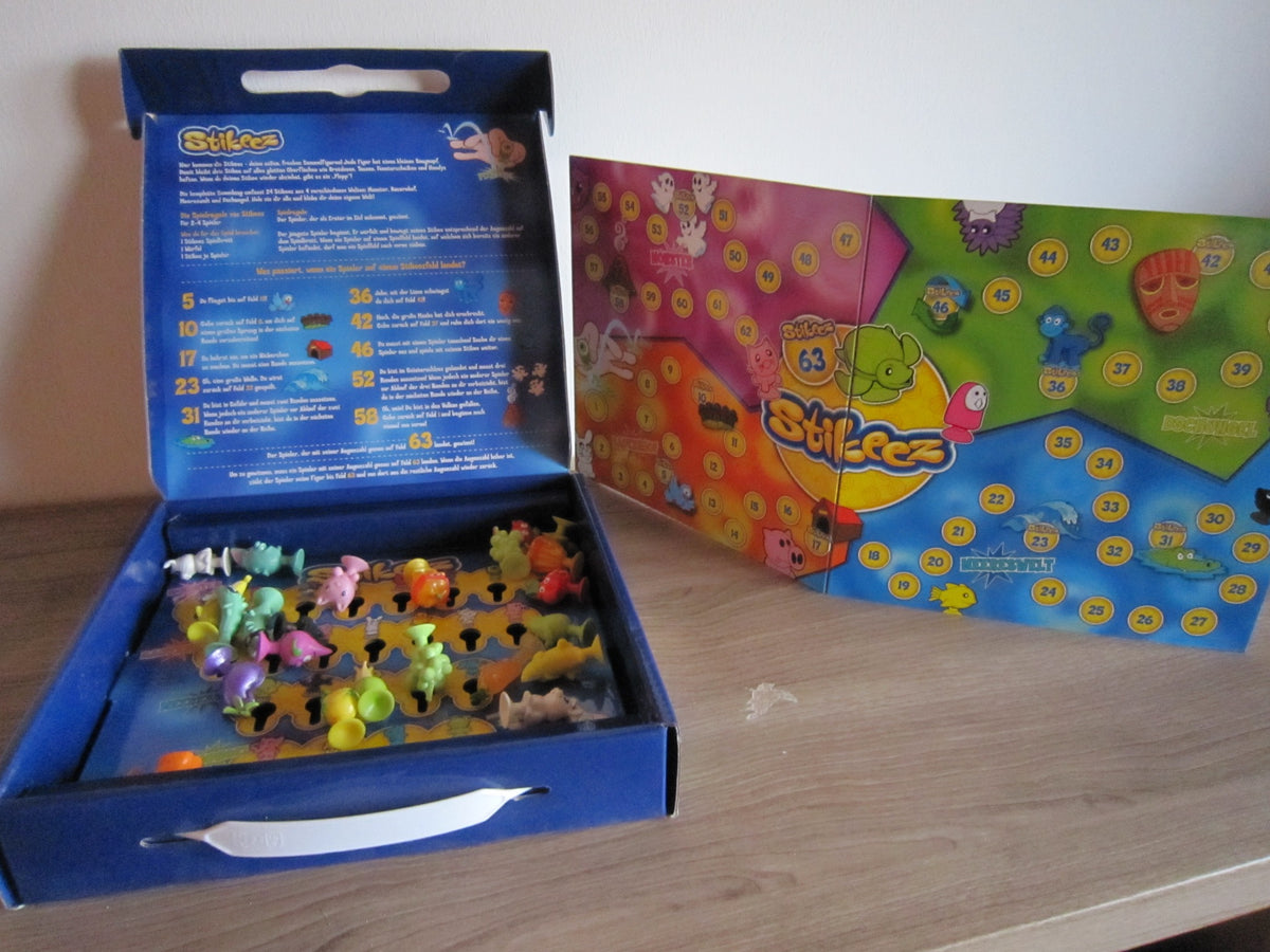 Geöffnetes Stikeez Sammelalbum mit Saugnapffiguren und ausklappbarem Spielbrett