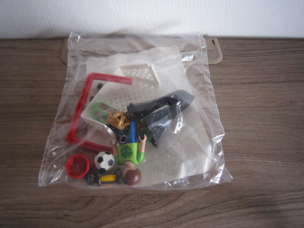 PLAYMOBIL 6252 MultiPlay Junge mit Fußballtor, Ball und weiterem Zubehör in originaler Folienverpackung