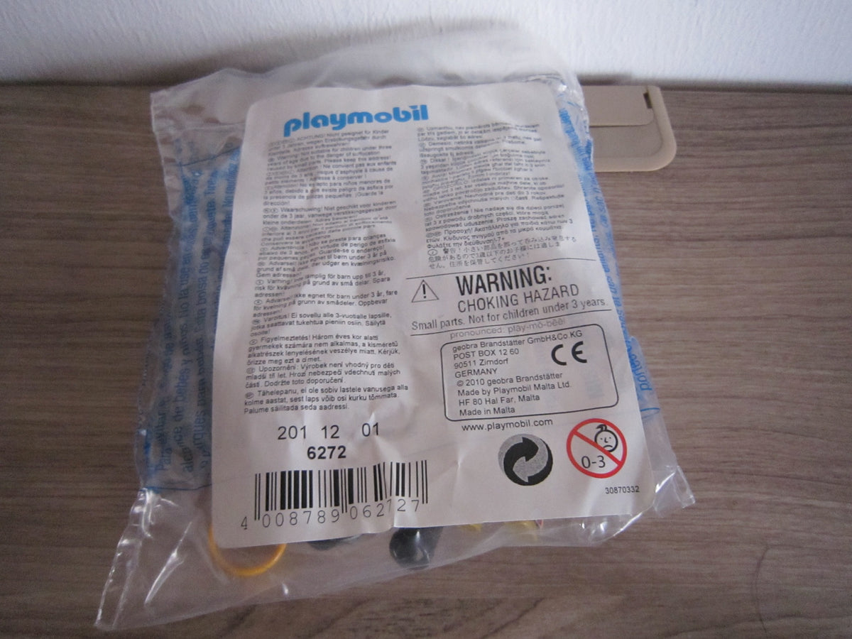 Originales PLAYMOBIL-Etikett mit Artikelnummer 6272 auf der Rückseite der Folienverpackung
