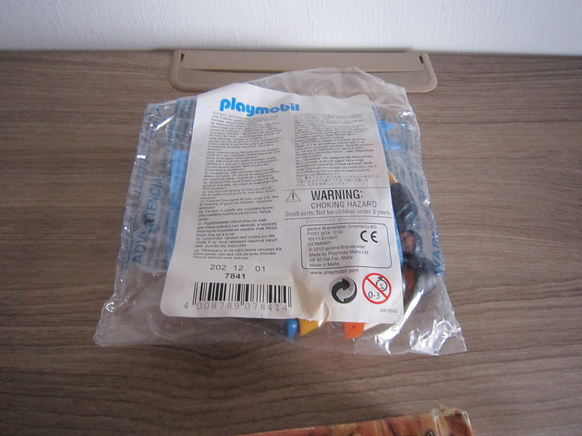 Originales PLAYMOBIL-Etikett mit Artikelnummer 7841 auf der Rückseite der Folienverpackung