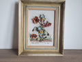 Gerahmtes Porzellan-Blumenrelief mit Mohnblumen und weiteren farbigen Blüten, signiert Fr. Riepl