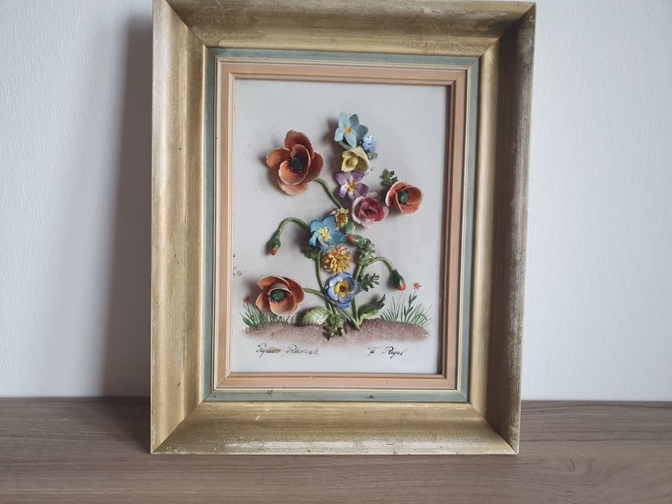 Gerahmtes Porzellan-Blumenrelief mit Mohnblumen und weiteren farbigen Blüten, signiert Fr. Riepl